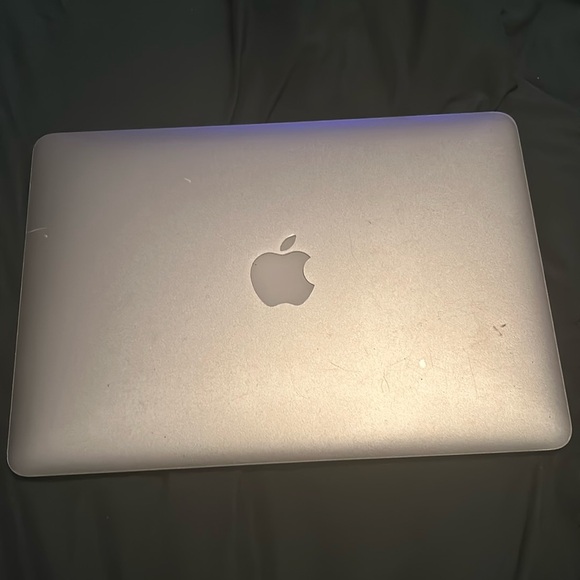 Apple MacBook - Picture 1 of 6